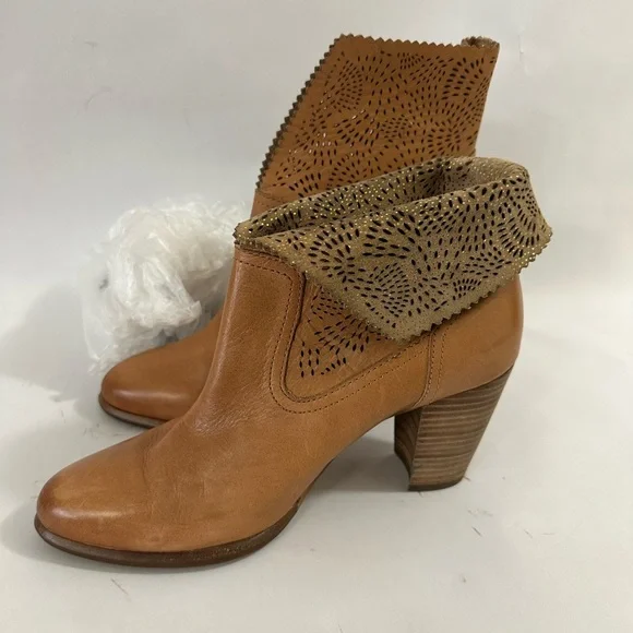 UGG booties size 9.5 - Picture 3 of 15